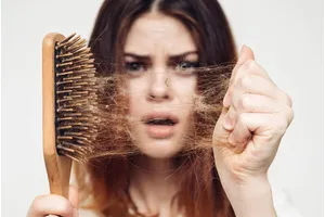 Ce e bine să faci împotriva căderii părului. Metoda simplă și eficientă pe care o poți încerca chiar la tine acasă