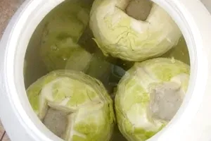 Ingredientul de aur pe care multe gospodine uită să îl pună în butoiul cu varza murată. De asta se tulbură zeama și se acrește prea tare