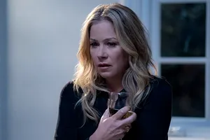 Imagini tulburătoare cu Christina Applegate. Actrița din Familia Bundy a ajuns să meargă în baston din cauza unei boli crunte
