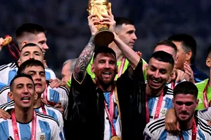Ce semnificație are mantia cu care Messi a fost îmbrăcat de emirul Qatarului. Obiectul vestimentar a stârnit controverse