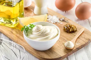 Ce trebuie să pui imediat în maioneză dacă s-a tăiat. Ingredientul banal, îl găsești în orice bucătărie