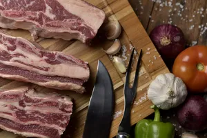 Ce trebuie să presari neapărat pe carnea de porc înainte de a o pune la cuptor. Așa va ieși fragedă și cu o crustă aurie și crocantă
