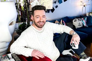 De ce nu se pune fond de ten gros pe față. Make-up artistul Alexandru Abagiu spune ce e bine să folosim, de fapt VIDEO EXCLUSIV