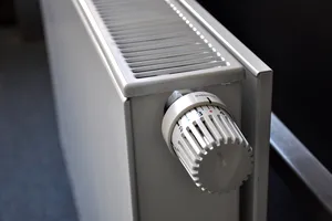 Ce se întâmplă de fapt cu centrala termică când apa caldă are variații de temperatură. Greșeala uriașă care duce la această problemă