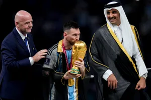 De ce Messi a acceptat să poarte mantia oferită de emirul Qatarului. Ce s-ar fi întâmplat, de fapt, dacă o refuza