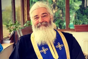 Părintele Calistrat ține din nou slujbe, după ce a fost acuzat că a lovit o enoriașă. „Și-a ispășit pedeapsa!”
