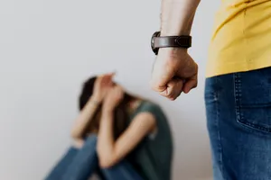 Vreau să-l părăsesc, dar nu pot. Nu știu cum o să mă descurc singură cu doi copii și nu știu cum vor resimți ei lipsa tatălui