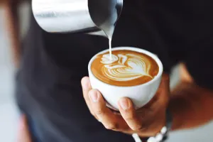 Ce să pui în cafea ca să iasă cremoasă. Ingredientul banal care îi dă o aromă mult mai intensă