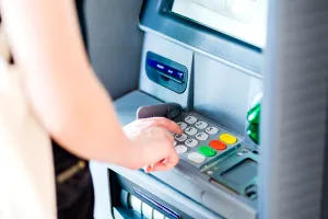Ce se întâmplă dacă apeși tasta 6 de la bancomat. Funcția secretă pe care o poți activa