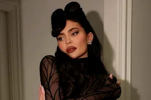 Kylie Jenner, ținută spectaculoasă la Săptămâna Modei de la Paris. A purtat pe umăr un cap de leu. FOTO
