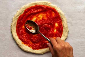 Secretul celui mai bun sos de pizza. Ingredientul magic pe care îl adaugă întotdeauna bucătarii italieni