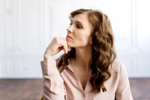 Socrul meu are o amantă si eu am descoperit asta. Acum vrea să-i pastrez secretul, dar eu mă înțeleg bine cu soacra. Nu știu ce să fac