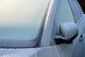 Trucul rapid prin care dezgheți parbrizul mașinii. Îți va fi de mare ajutor, orice șofer trebuie să știe