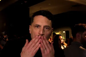 Adrian Nartea, la un pas să nu fie recunoscut de fiicele lui. „Trebuie să vă obișnuiți cu Chiriac din O noapte furtunoasă”. Prin ce schimbare de look a trecut VIDEO EXCLUSIV