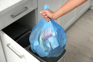 Metoda simplă care te scapă de mirosul neplăcut al coșului de gunoi. Ce trebuie să presari, de fapt, în sacul de gunoi