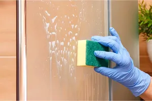 Ingredientul banal care curăță calcarul din cabina de duș. Cea mai simplă și eficientă metodă, va arăta ca nouă
