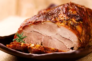 Cât rezistă friptura de porc în frigider, de fapt. Mulți români fac greșeala