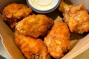 Cum să faci aripioare de pui crocante, acasă, ca la KFC. Secretul rețetei delicioase dezvăluit de o celebră bucătăreasă