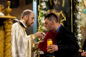 Ce nu ai voie să faci după împărtășanie. Greșeli pe care trebuie să le eviți. E mare păcat