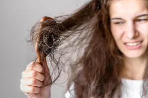 Ce să faci ca să nu-ți mai cadă firele de păr. Trucul genial pe care trebuie să-l afli