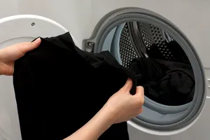 Ce trebuie să presari neapărat în mașina de spălat când bagi haine negre. Vor fi impecabile, nu se vor mai decolora niciodată