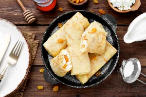Cât timp se țin clătitele la cuptor, de fapt. Rețeta delicioasă cu brânză și stafide pe care trebuie să o încerci