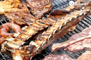 Ce trebuie să faci cu carnea de porc, înainte de a o pune pe grătar. Așa iese delicioasă, secretul pe care trebuie să-l știi