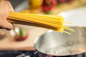 Ce sare nu trebuie să pui niciodată în paste. Se pot transforma într-o adevărată otravă