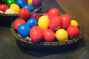 Ce trebuie să pui în vopseaua pentru ouă, ca să nu li se decoloreze coaja. Trucul secret pe care trebuie să-l știi