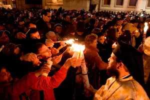 De ce se înconjoară biserica în Noaptea de Înviere. Puțină lume știe asta