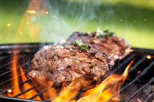 De ce se bate carnea înainte să o pui pe grătar. Trucul bucătarilor pentru o friptură perfectă
