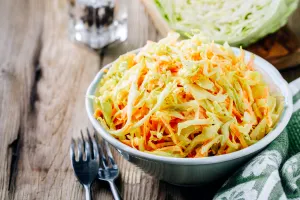 Ce să adaugi neapărat în salata de varză ca să iasă gustoasă. Ingredientul secret care îi dă o aromă deosebită