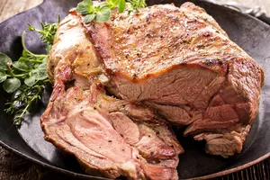 Cât rezistă friptura de miel la frigider. Nu o mai consuma dacă a trecut această perioadă