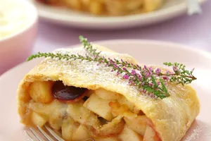Cum faci cel mai bun ștrudel cu mere. Ingredientul pe care trebuie neapărat să-l adaugi, iese delicios așa