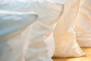 Ingredientul banal prin care poți albi o față de pernă îngălbenită. Trucul e uimitor, te va ajuta să scapi de o mare problemă