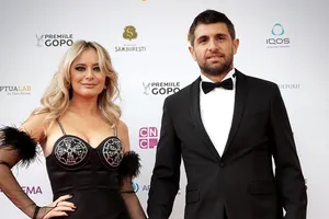Laura Cosoi, invidiată de vecine pentru că are un soț implicat. Ce face Cosmin Curticăpean când este singur acasă cu fetele. „Le întreb cine le-a coafat așa” VIDEO EXCLUSIV
