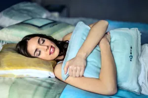 Dormi cu perna în brațe? Ce ascunde, de fapt, acest obicei. Mesajul profund