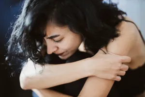 M-am îndrăgostit de un escroc sentimental. Nu știu cum a reușit să mă păcălească în halul ăsta, sunt la pământ
