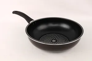 Ingredientul care curăță grăsimea și arsura de pe fundul tigăii. Te scapă de frecat, trucul de mare ajutor