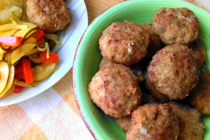 Cea mai delicioasă rețetă de chiftele. Ingredientul pe care trebuie să-l adaugi neapărat pentru a ieși moi și pufoase