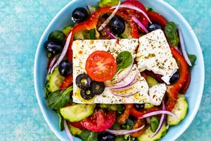 Secretul pentru cea mai bună salată grecească. Cum o poți prepara ușor și rapid chiar la tine acasă. Ingredientele care nu trebuie să-ți lipsească