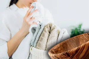 Trucul eficient pentru ca prosoapele să fie moi și pufoase după spălare. Ce trebuie să adaugi de fapt în apa cu care le clătești