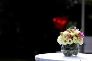 Ce trebuie să faci urgent înainte de a pune florile în vază. Așa vor rezista mult timp