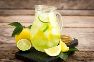 Cea mai simplă limonadă de casă. Are o culoare intensă și un gust divin, care te răcorește instant