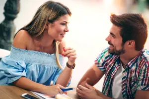 Metode de flirt care nu se vor demoda niciodată. Bărbații sunt înnebuniți după femeile care fac aceste 5 lucruri