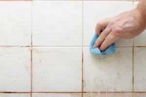 Cea mai eficientă metodă de curățare a murdăriei de pe faianță. Ai nevoie de un singur ingredient din bucătărie, e soluția salvatoare