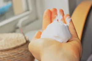 Pune neapărat spumă de ras pe buretele de vase. Trucul te scapă de o mare problemă în bucătărie