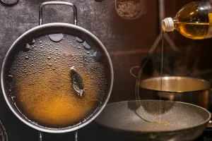 Trucul care elimină grăsimea întărită de pe tigăi. Ce trebuie să presari pe părțile murdare, efectele sunt uimitoare