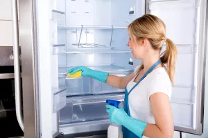 A pus un burete cu bicarbonat în frigider și totul s-a schimbat în câteva minute. Trucul ieftin cu rezultate neașteptate