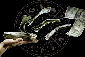 Zodiile care pierd bani în august 2023. Acești nativi riscă să aibă mari probleme financiare